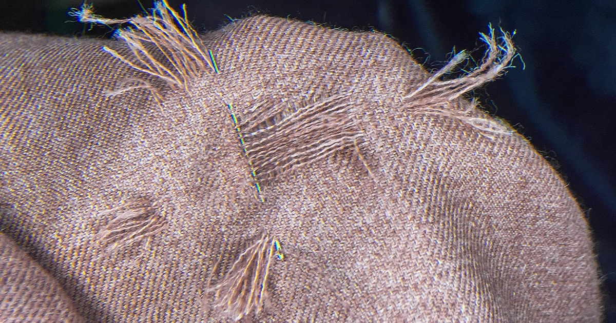 Estrazione di fili originali utilizzati nella ritessitura su una pashmina di lusso